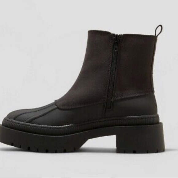 Women's Ella Chelsea Duck Boots - Universal Thread
New! - Picture 2 of 5